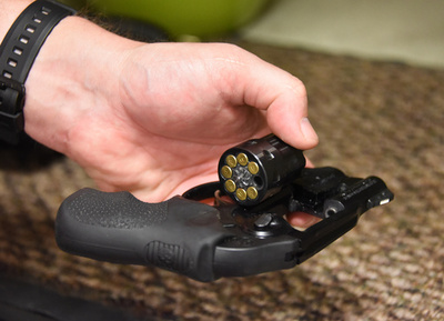 拳銃隠したオーブン、友人が知らずに点火 男性重傷 米オハイオ州