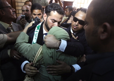 ブッシュ大統領に靴投げ記者が出所、「逮捕後に拷問受けた」