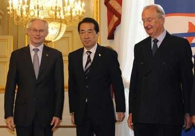 菅首相、EU大統領と会談 大統領が句集にサイン