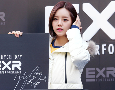 ガールズデイのヘリ、スポーツブランドEXRのサイン会に登場