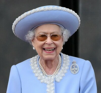 英女王、3日の祝賀行事欠席へ 体調不良で