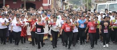 「腕」と「脚」の見せ所、グアテマラで給仕係のレース大会