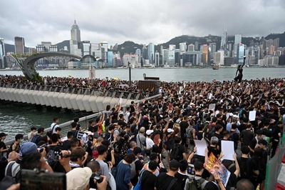 香港で再び大規模デモ、本土とつながる高速鉄道駅に向け行進