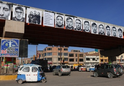 【今日の1枚】あれから1年、高架に並ぶ犠牲者の顔 ペルー