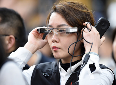 VR眼鏡で取材中 中国・政治協商会議