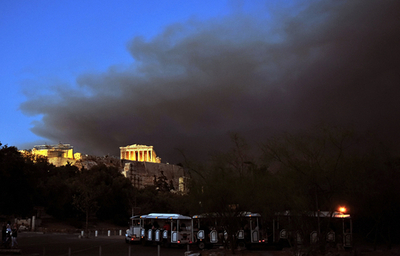 ギリシャで山火事、アテネ近くにも火の手