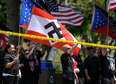 移民反対ネオナチ集団、ロスでマイノリティ団体らと衝突