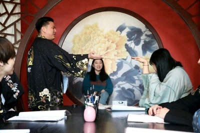 中国の若者に大流行の「劇本殺」とは？ 「コト消費」の象徴に発展