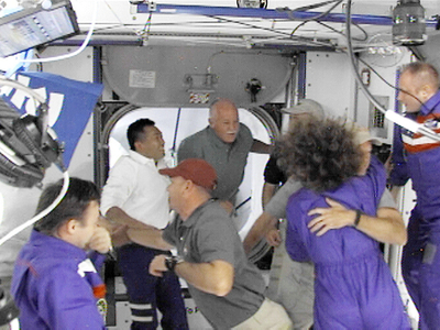 米スペースシャトル「ディスカバリー」、国際宇宙ステーションにドッキング