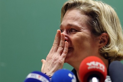 ベルギー国王、前国王の「隠し子」デルフィーヌ王女と初対面