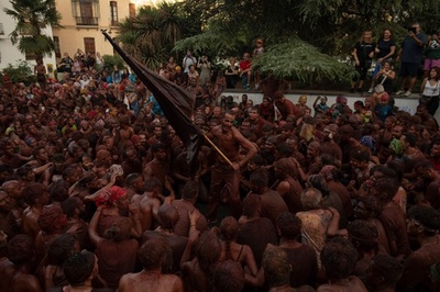 参加者は全身真っ黒に…スペインの祭「カスカモラス」