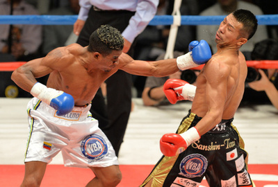 内山が5回KOで7度目の王座防衛 WBA世界スーパーフェザー級