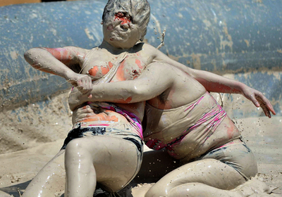 中国初！女性限定の泥レスリング大会