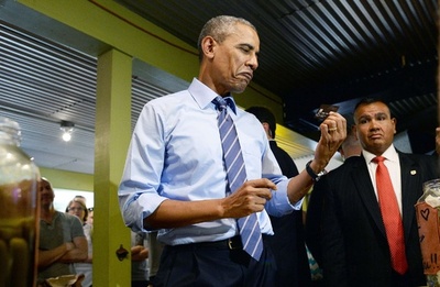 オバマ米大統領、行列割り込みで予想外の大出費