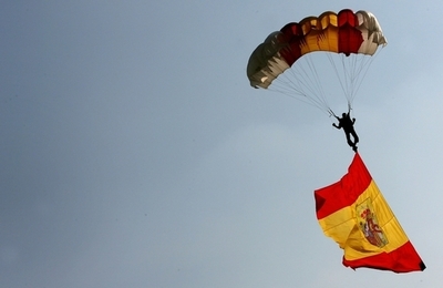 小型機が墜落、乗っていたスカイダイバー飛び降りて脱出