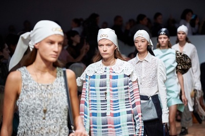 「J.W.アンダーソン」19年春夏コレクション発表