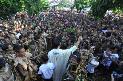 「泥の人」、洗礼者ヨハネ称えるフィリピンの儀式