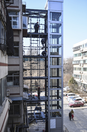 済南市の老朽マンションにエレベーター増築　高齢住民の助けに