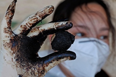 砂浜からタールボール除去、地中海沿いの海岸160キロ イスラエル