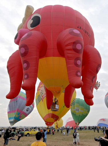 色とりどりの気球が大空へ、フィリピンで第12回気球ショー開催