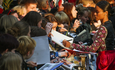 ゾーイ・サルダナ、「バルマン」のドレスでプレミア出席