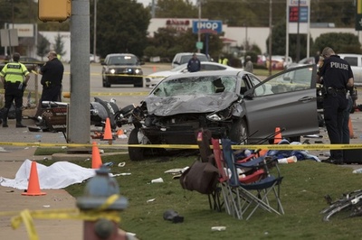 パレードの観客に車突っ込む、4人死亡 米オクラホマ州