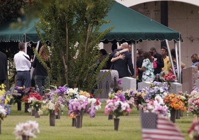 同性愛者向けクラブ銃乱射事件で被害者の埋葬、米