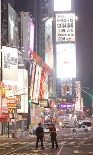 米NYのタイムズスクエアで車から爆発物、観光客ら避難