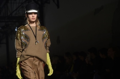 キャメルやイエローでシックな「N°21」18/19年秋冬