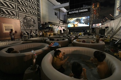 湯船に漬かって映画鑑賞「バスタブシネマ」、渋谷で開催