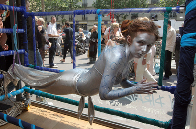 体に釣り針刺してサメ保護訴える、パリ