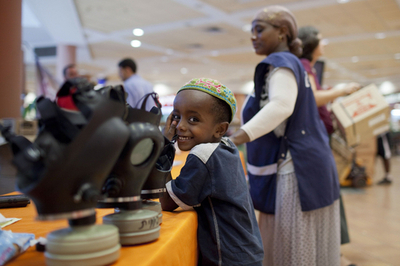 ガスマスクを受け取る子どもたち、イスラエル