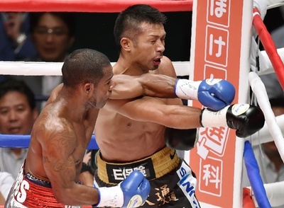 内山が王座陥落、2回KO負けで12度目の防衛失敗