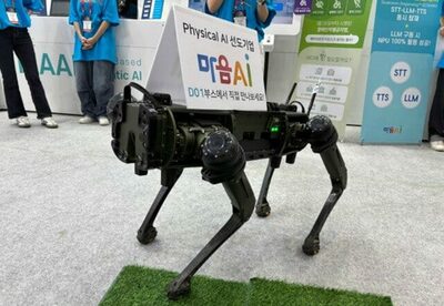 木の間をかき分けて農薬を「シューッ」…韓国の「ロボット犬」のリアル