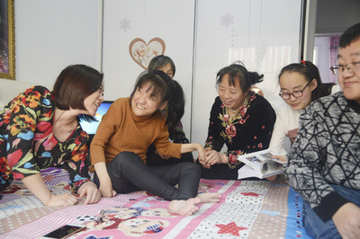 重度脳性まひ患者の女性、足で25万字の自叙伝執筆 内モンゴルの25歳