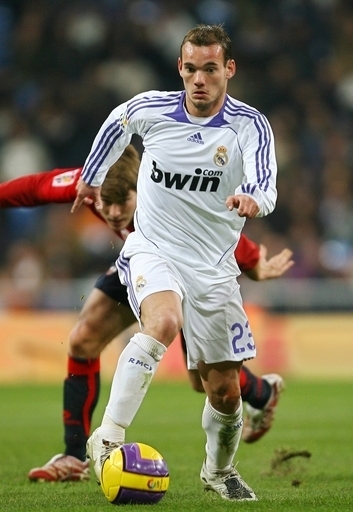 スナイデル 練習中に肋骨を骨折