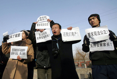 中国、メラミン汚染ミルクで製造業者に死刑判決