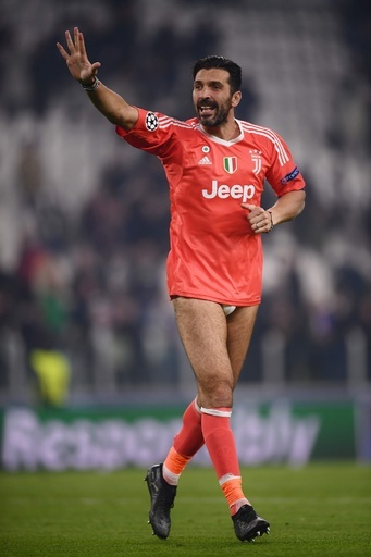 ブッフォン、試合後に脱いだショーツを観客席へ投げ込む