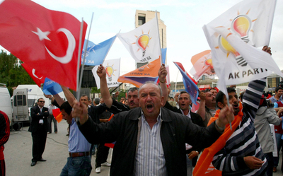 トルコ国会選挙、与党圧勝の見通し