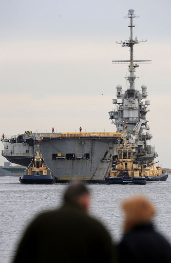 アスベスト汚染の仏退役空母クレマンソー、解体のため英国に到着