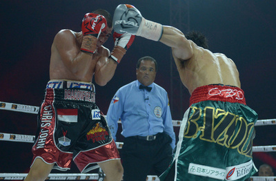 ジョン、細野と負傷引き分けで防衛 WBAフェザー級