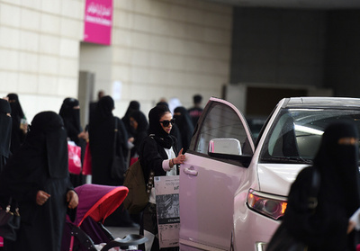 サウジ警察、解禁前に車運転した女性を処分