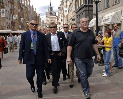 ロッド・スチュワート ポーランド巡礼者バス転落事故の死者を追悼