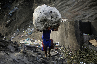 【今日の1枚】埋もれるリサイクルゴミを収集 ニカラグア