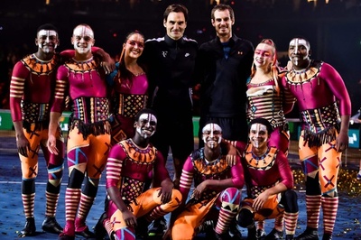 フェデラー、チャリティーマッチでマレーと対戦 水上テニスも披露