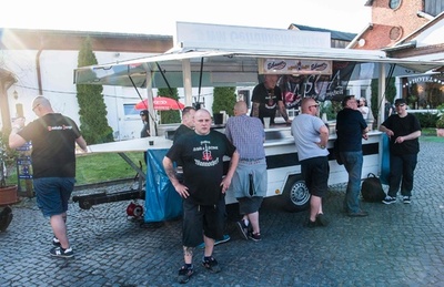 ヒトラー誕生日にネオナチが祭り ドイツ東部