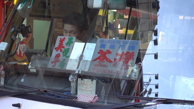 香港の懐かしい紅色ミニバス、手描きの行き先プレート作る最後の職人