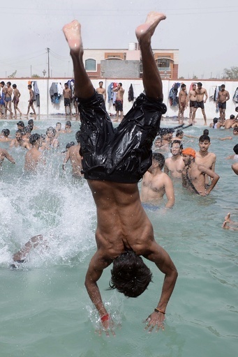 気温48度、プール楽しむ若者たち インド