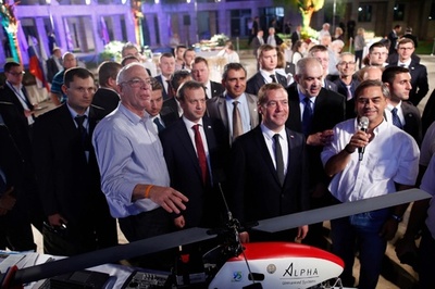 露首相に機密技術を使ったドローンをプレゼント、イスラエル農相に批判