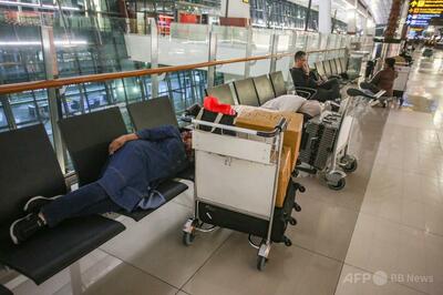 インドネシア火山噴火、主要空港で運航停止 2万人以上に影響